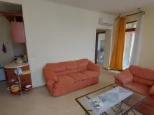 Sofa ze stolikiem i krzesłami