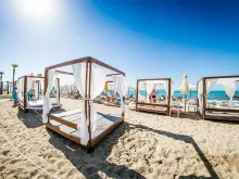Plaża z leżakami