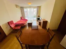 Stół z krzesłami i sofa