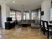 Sofa i stoły