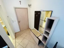 Szafa z lustrem w przedpokoju