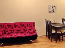 Sofa i stół z krzesłami