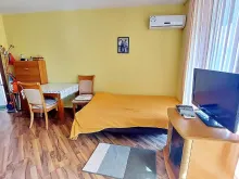 Pokój dzienny z umeblowaniem