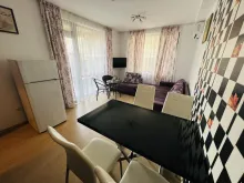 Stolik za krzesłami