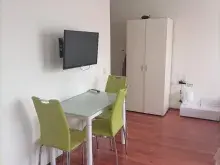 Stolik z krzesłami telewizorem