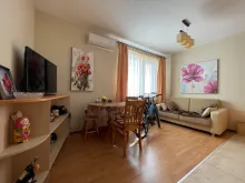 Telewizor i stolik z krzesłami