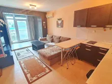 Pokój dzienny z umeblowaniem