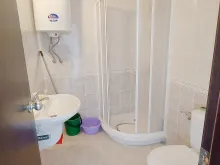 Łazienka z kabiną prysznicową i toaletą