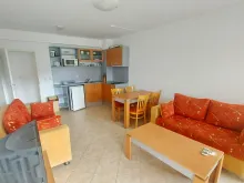 pokój dziwny z sofa i aneksem