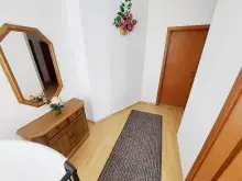 Przedpokój z szafa i lustrzem