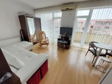 sofa w pokoju dziennym