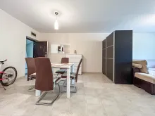 Sofa z krzesłami