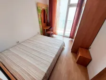 Łóżko i szafa w sypialni