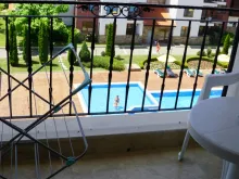 balkon z widokiem na basen