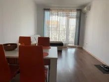 stół z krzesłami, salon