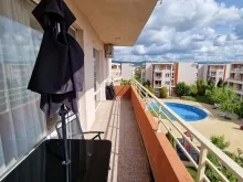widok na basen z tarasu