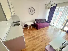 widok na salon z aneksem kuchennym