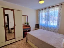 гардероб и кровать в комнате