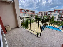 balkon z widokiem na basen
