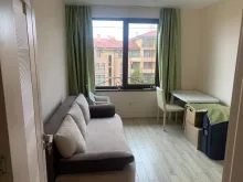 sofa, biurko z krzesłem