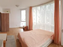 Łóżko i szafa