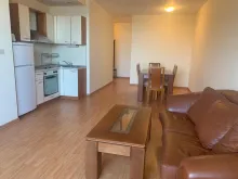 aneks kuchenny, lodówka, stolik kawowy, stół z krzesłami, sofa