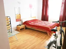 łóżko w sypialni