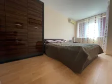 łóżko w sypialni, szafa