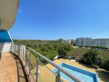 Widok z tarasu na basen