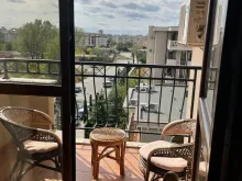 balkon, dwa krzesła ,stolik