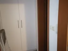 szafa na ubrania w przedpokoju