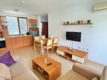 aneks kuchenny, telewizor, komplet wypoczynkowy, stolik kawowy
