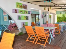 stoliki w restauracji
