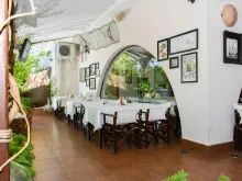 stoliki w restauracji