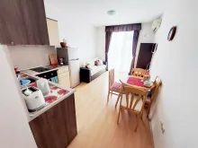 stół z krzesłami, aneks kuchenny, lodówka