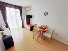 stół z krzesłami, sofa, szafa