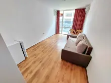 sofa rozkładana, lodówka, klimatyzacja