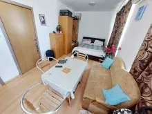 stół z krzesłami, sofa, łózko, szafki na ubrania