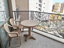 stolik z krzesłami na balkonie