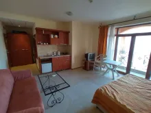 wersalka, stolik, aneks kuchenny,