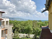 widok na park i morze z tarasu