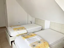 dwa pojedyńcze łózka w sypialni
