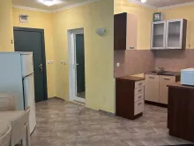 stół z krzesłami, aneks kuchenny