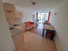 sofa, stół z krzesłami