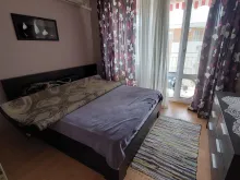 łóżko sypialniane, komoda, telewizor