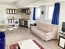 sofa, aneks kuchenny, stół z krzesłami