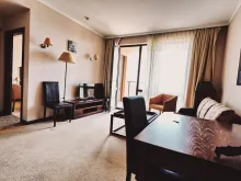 Pokój dzienny ze stolikiem i sofa