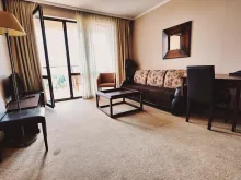 Telewizor i sofa