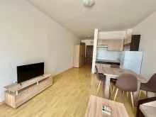 sofa, stół z krzesłami, aneks kuchenny