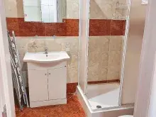 umywalka, lustro, kabina prysznicowa